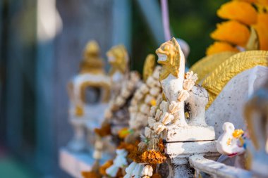 Tapınağın üzerinde küçük bir aslan heykeli