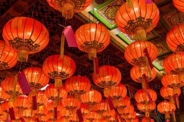 Çin Yeni Festivali 'nde kırmızı fenerler, Çince' de 