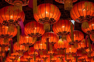 Çin Yeni Festivali 'nde kırmızı fenerler, Çince' de 