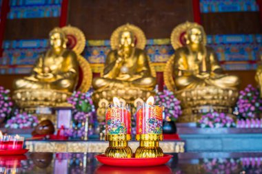 Nonthaburi, Tayland - 08 Mart 2021 Leng Noei Yi 2 veya Nonthaburi 'deki Mangkon Tapınağı' nda yanan mumla dua ve meditasyon