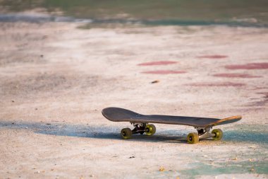 Park günbatımında sörf veya kaykay yakın.