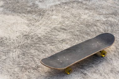 Park günbatımında sörf veya kaykay yakın.