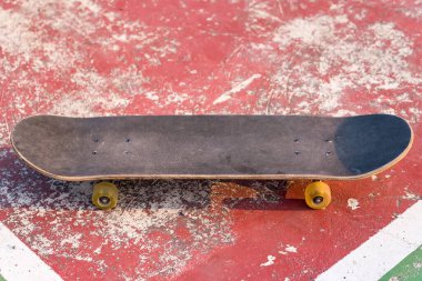 Park günbatımında sörf veya kaykay yakın.