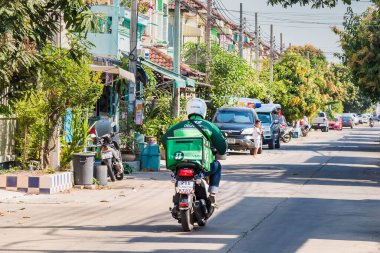 Bangkok, Tayland - 01 Mart 2021 Teslimatçı Motercycle Online ile Bangkok, Tayland 'daki köylere teslimat yapıyor.