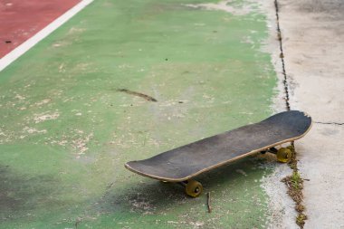 Park günbatımında sörf veya kaykay yakın.