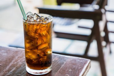 Bardakta meşrubat. Soğuk içecekler susuzluğu giderir..