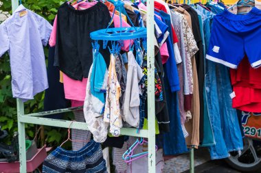 Yolda çamaşır ipiyle güneşte kurutulmuş bez. Evin arkasında bir sürü var..