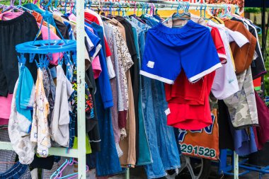 Yolda çamaşır ipiyle güneşte kurutulmuş bez. Evin arkasında bir sürü var..