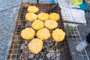 Kömür ateşinde yumurtalı pilav ve tost. Tayland 'ın yerel yemekleri..