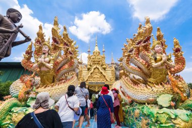 Nakhon Nayok, Tayland - 28 Mart 2021: Nakhon Nayok, Tayland 'daki Naka Maniwong Tapınağı' nın girişi..