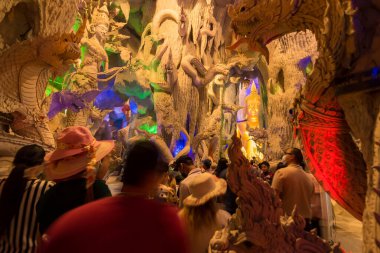 Nakhon Nayok, Tayland - 28 Mart 2021: Naga Mağarası, Tayland 'ın Nakhon Nayok kentindeki Maniwong Tapınağında büyük bir Buda tapınağı..