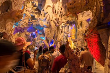 Nakhon Nayok, Tayland - 28 Mart 2021: Naga Mağarası, Tayland 'ın Nakhon Nayok kentindeki Maniwong Tapınağında büyük bir Buda tapınağı..