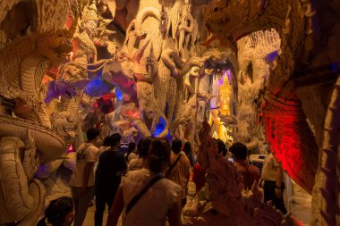 Nakhon Nayok, Tayland - 28 Mart 2021: Naga Mağarası, Tayland 'ın Nakhon Nayok kentindeki Maniwong Tapınağında büyük bir Buda tapınağı..