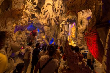 Nakhon Nayok, Tayland - 28 Mart 2021: Naga Mağarası, Tayland 'ın Nakhon Nayok kentindeki Maniwong Tapınağında büyük bir Buda tapınağı..