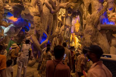 Nakhon Nayok, Tayland - 28 Mart 2021: Naga Mağarası, Tayland 'ın Nakhon Nayok kentindeki Maniwong Tapınağında büyük bir Buda tapınağı..