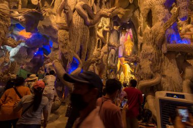 Nakhon Nayok, Tayland - 28 Mart 2021: Naga Mağarası, Tayland 'ın Nakhon Nayok kentindeki Maniwong Tapınağında büyük bir Buda tapınağı..