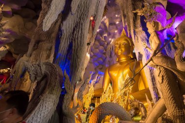 Nakhon Nayok, Tayland - 28 Mart 2021: Naga Mağarası 'nda Naga Nayok, Tayland' daki Maniwong Tapınağı 'nda ibadet eden ve şans dileyen büyük Buda.