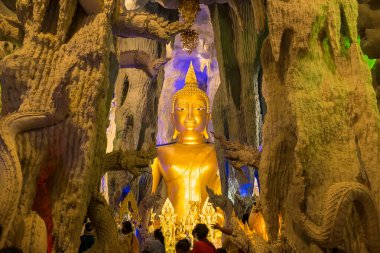 Nakhon Nayok, Tayland - 28 Mart 2021: Naga Mağarası 'nda Naga Nayok, Tayland' daki Maniwong Tapınağı 'nda ibadet eden ve şans dileyen büyük Buda.