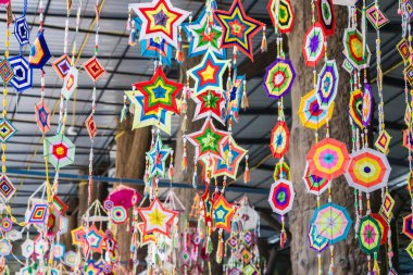 Rüzgarda asılı duran ve esen el yapımı yün halkalar.