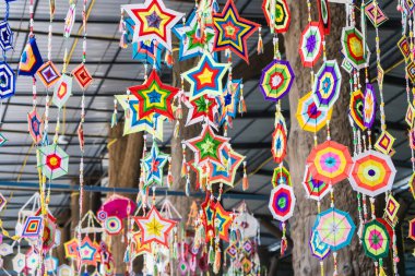 Rüzgarda asılı duran ve esen el yapımı yün halkalar.