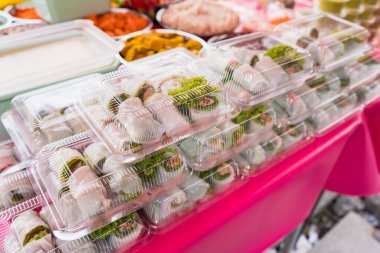 Birçok sebze, doğranmış domuz etiyle karıştırılmış ve baharatlı sos ile yenmiş un tabakasına sarılır. Tayland 'ın adı Lui Suan Eriştesi..