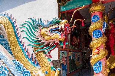 Tayland tapınağındaki Çin ejderhası heykelleri. Refahın sembolü, yüceliğin.