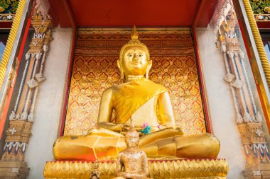 Nonthaburi, Tayland - 27 Mart 2021: Koh Kret, Nonthaburi, Tayland Prarai Tapınağının Altın Budist heykelleri