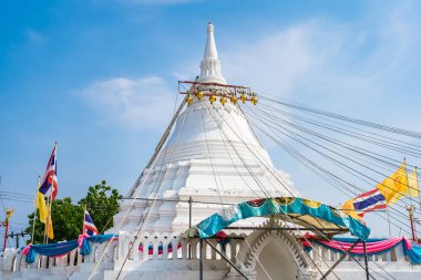 Nonthaburi, Tayland... 27 Mart 2021: Koh Kret, Nonthaburi, Tayland Prarai Tapınağı 'nın beyaz geçidi