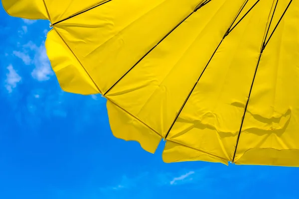 Parapluie Jaune Sur Plage Ciel Bleu Symbolisant Les Vacances Été — Photo
