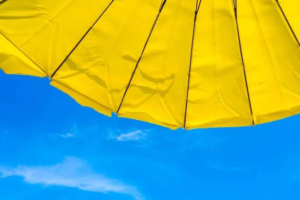 Parapluie Jaune Sur Plage Ciel Bleu Symbolisant Les Vacances Été — Photo