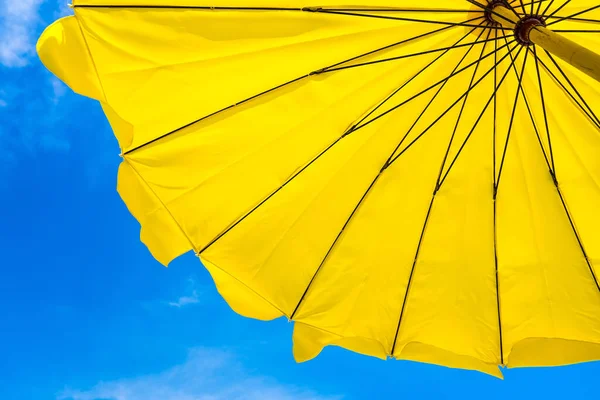 Ombrello Giallo Sulla Spiaggia Cielo Blu Che Simboleggia Vacanza Estate — Foto Stock