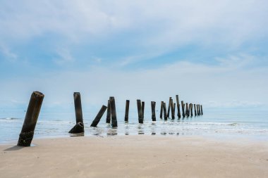 Tayland denizinde çöken eski limanın beton sütunlarının çarpıcı manzarası.