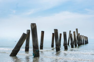 Tayland denizinde çöken eski limanın beton sütunlarının çarpıcı manzarası.
