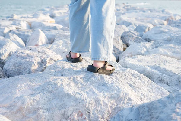 Ноги Молодої Жінки Купі Каменів Щоб Заблокувати Хвилі Моря — стокове фото