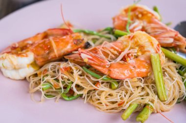 Kızarmış pirinç eriştesi ve Senegalia pennata ya da tırmanan boynuz ve karides.