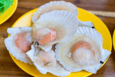 Tayland 'da açık büfede taze deniz tarakları.