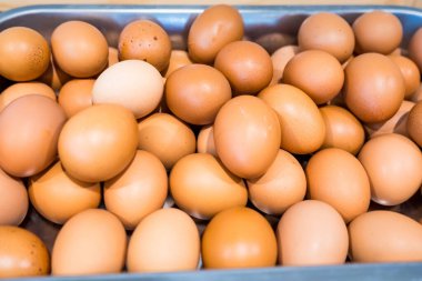 Tayland 'da açık büfede taze tavuk yumurtası.