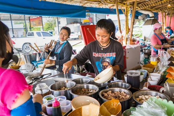 バンコク2021年4月11日 未確認名タイ バンコクで販売する女性調理麺 — ストック写真
