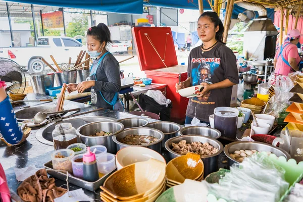 バンコク2021年4月11日 未確認名タイ バンコクで販売する女性調理麺 — ストック写真