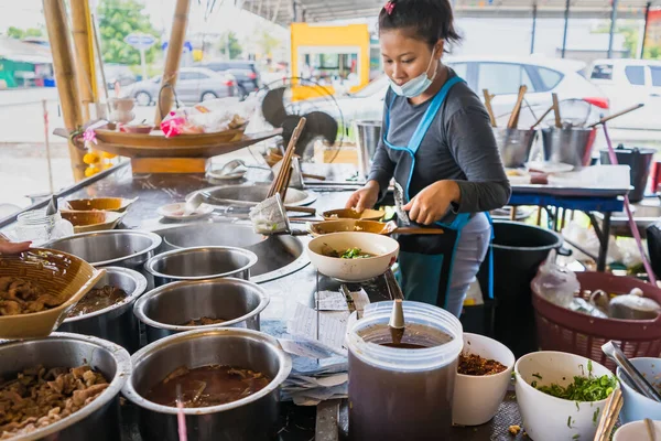 泰国曼谷 2021年4月11日 在泰国曼谷销售的妇女烹调面条 — 图库照片#