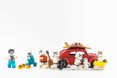 Bangkok, Tayland - 26 Nisan 2021: COVID-19 Lego Star Wars seyahatinin aksaması iptal edilmeli. Seyahat edemiyor. COVID-19 virüsünden etkilenen kavramlar.