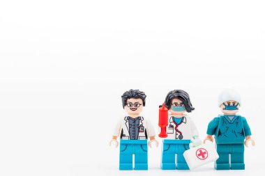Bangkok, Tayland - 26 Nisan 2021 Doktor Lego COVID-19 aşısına karşı aşı iğnesi tutuyor. Aşı, COVID-19 ile savaşmak için dünyanın umudu..