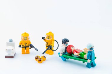 Bangkok, Tayland - 26 Nisan 2021 Lego doktoru Lego hastalarını almaya gelir. COVID-19 virüsü tarafından saldırıya uğramış. COVID-19 virüsü hastaları kavramı.