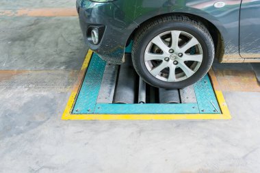 Bangkok, Tayland - 26 Nisan 2021: Bangkok, Tayland 'daki aracın sağlığını kontrol etmek için servis merkezindeki arabalar