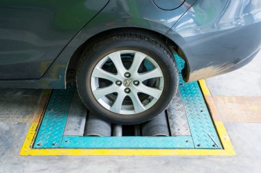 Bangkok, Tayland - 26 Nisan 2021: Bangkok, Tayland 'daki aracın sağlığını kontrol etmek için servis merkezindeki arabalar