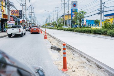 Bangkok, Tayland - 01 Mayıs 2021: yol onarılıyor. Bangkok, Tayland 'da yol inşaatı.