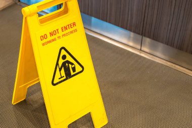 Restoranda temizlik devam ediyor. Uyarı işareti.