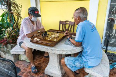 Bangkok, Tayland - Mayıs 05, 2021: Bangkok, Tayland 'da Tayland' da Tayland satrancı oynayan tanınmamış bir isim