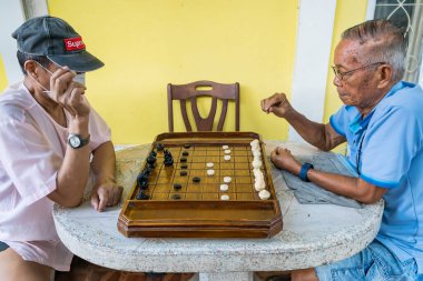 Bangkok, Tayland - Mayıs 05, 2021: Bangkok, Tayland 'da Tayland' da Tayland satrancı oynayan tanınmamış bir isim