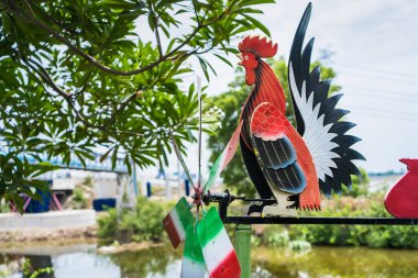 Rüzgar türbinlerinin tepesinde tavuk standı var.